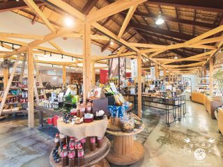 ＼”口福”が見つかる／
沖縄伝統の赤瓦屋根とシーサーが印象的な福地商店は、日本全国から選りすぐった、誰かに教えたくなる美味しくて良いものが集う「食の商店」です。  あげて楽しい、もらって嬉しい、食べて美味しい。
「食」を通じて幸せな気持ちになれるような逸品が揃っています。  お気に入りの逸品が見つかったら、大切な方へ“お福分け”してはいかが？  ーーーーーーーー  【 #誰かに見せたい琉球ガラス村 】
Instagram投稿キャンペーン開催中！  ”誰かに見せたい”
琉球ガラス村での素敵なワンシーンを投稿ください♪  見事グランプリに選ばれた方には、
《¥10,000相当の琉球ガラス製品》
をプレゼント！  応募は
当アカウントをフォローの上、
ハッシュタグ
#誰かに見せたい琉球ガラス村 
#琉球ガラス村
をつけて投稿するだけ！  ーーーーーーーー  琉球ガラス村（RGC株式会社）
沖縄県糸満市字福地169番地
9:30~17:30
098-997-4784
年中無休・駐車場無料
※DMやコメントへの返信は行なっておりませんので、ご了承ください。  #琉球ガラス村
#ryukyuglassvillage
#琉球ガラス
#ryukyuglass
#沖縄旅行
#沖縄観光
#okinawatrip
#okinawa
#visitokinawa
#沖縄
#家族旅行
#女子旅
#カップル旅行
#吹きガラス
#吹きガラス体験
#沖縄体験
#手作り体験
#体験教室
#福地商店
#口福
#幸福