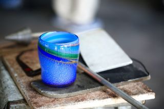 沖縄県最大の琉球ガラス工房「RGC FACTORY」では、総勢15名程の職人が島の宝・琉球ガラスの製造に日々精進。  真っ赤に溶けたガラスが、色・形を変え美しい作品へと生まれ変わる瞬間を間近で見学することができます。  現代の名工による作品製作や、大物製作など、貴重なシーンに出会えることも。  ーーーーーーーー  【 #誰かに見せたい琉球ガラス村 】
Instagram投稿キャンペーン開催中！  ”誰かに見せたい”
琉球ガラス村での素敵なワンシーンを投稿ください♪  見事グランプリに選ばれた方には、
《¥10,000相当の琉球ガラス製品》
をプレゼント！  応募は
当アカウントをフォローの上、
ハッシュタグ
#誰かに見せたい琉球ガラス村
#琉球ガラス村
をつけて投稿するだけ！  ーーーーーーーー  琉球ガラス村（RGC株式会社）
沖縄県糸満市字福地169番地
9:30~17:30
098-997-4784
年中無休・駐車場無料
※DMやコメントへの返信は行なっておりませんので、ご了承ください。  #琉球ガラス村
#ryukyuglassvillage
#琉球ガラス
#ryukyuglass
#沖縄旅行
#沖縄観光
#沖縄体験
#okinawatrip
#visitokinawa